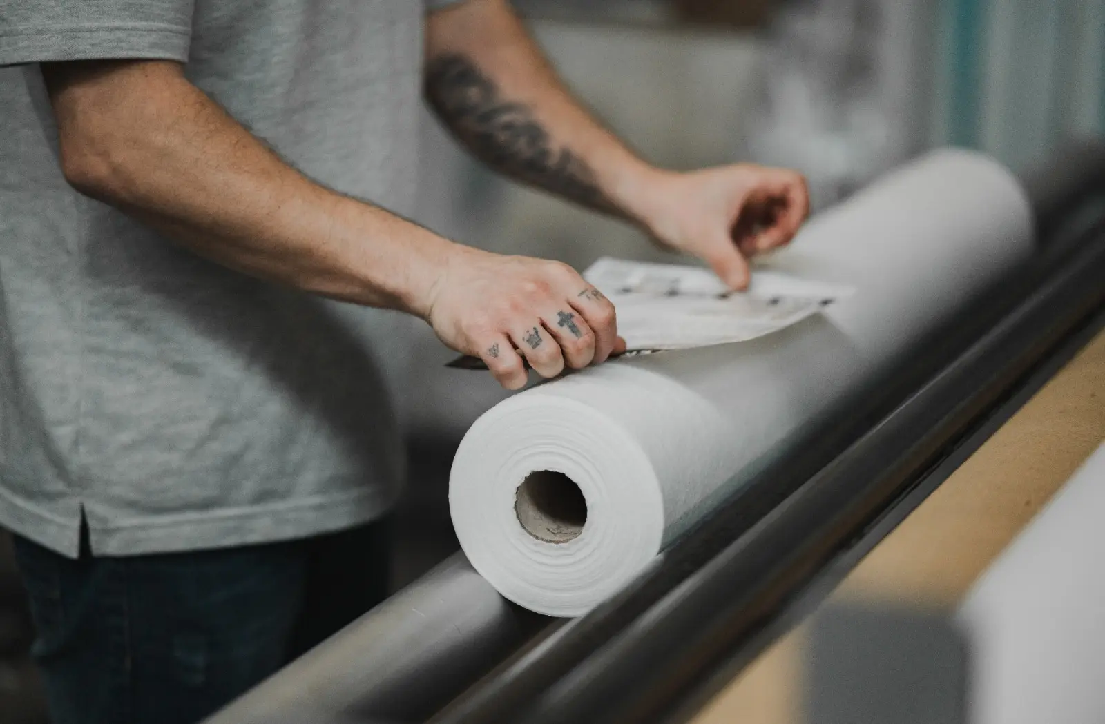 Verpackungsmaterial wird für die Verarbeitung vorbereitet